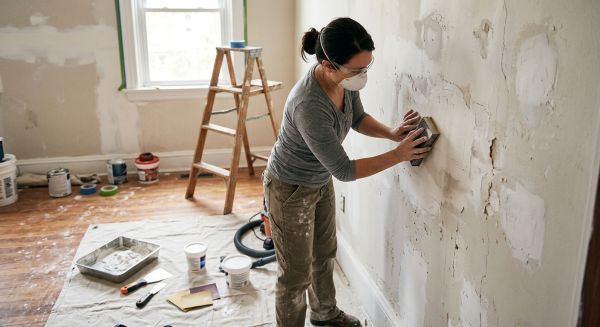 Techniques incontournables pour efficacement préparer une surface avant peinture